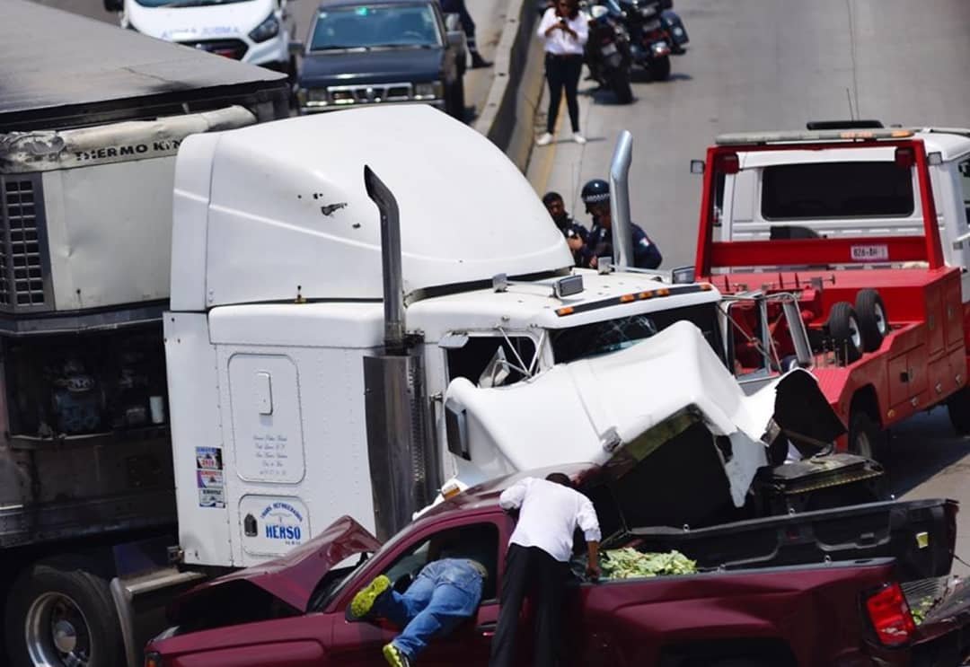 Tráiler sin frenos causa accidente y deja 11 lesionados