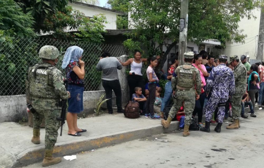 Intercepta Policía Naval autobús con 72 migrantes centroamericanos, en Tuxpan