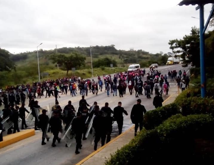 Desalojan a normalistas, protestaban en caseta de cobro de San Cristobal de las Casas