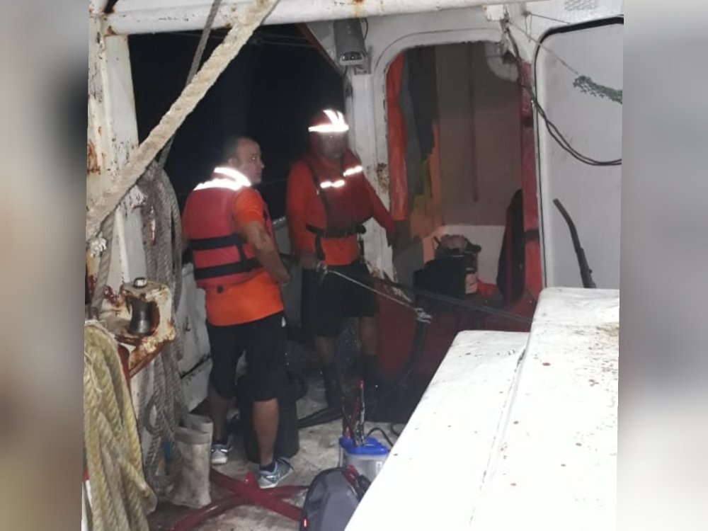 Guardia costera de la SEMAR rescata a pescadores en altamar