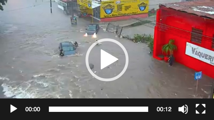 Video: Mujer es engullida por alcantarilla durante inundaciones en Culiacán