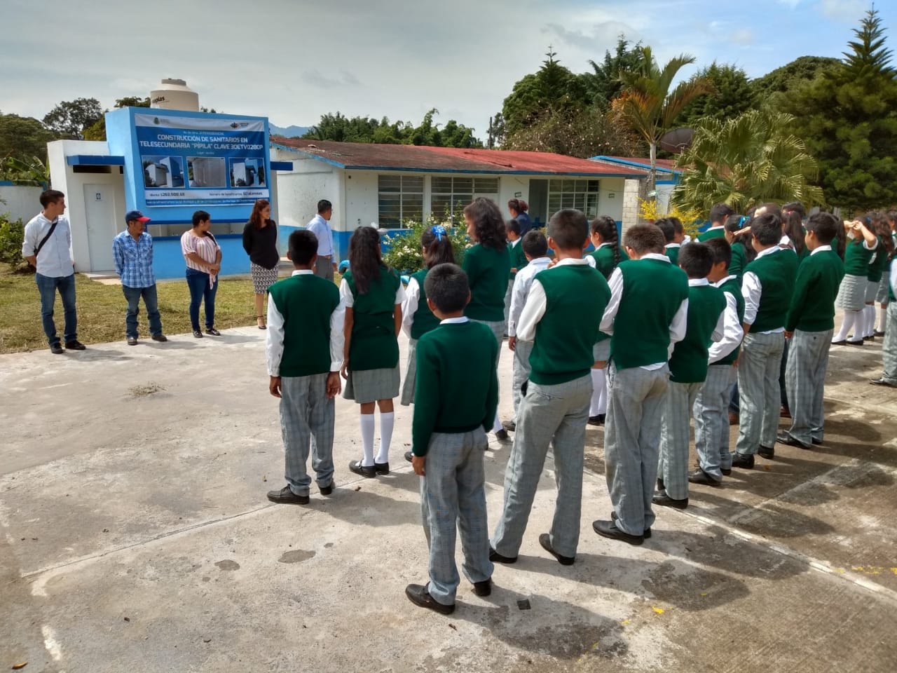 Entregan módulo de servicios sanitarios en telesecundaria de Ixhuatlán del Café