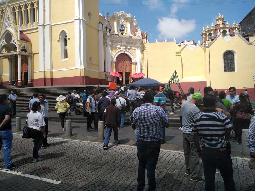 Maestros se manifiestan en Xalapa, frente a Palacio de Gobierno