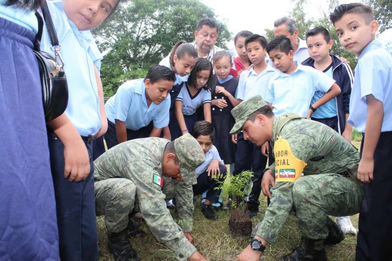 Realiza Ejército campaña de reforestación en escuelas de Coatzintla