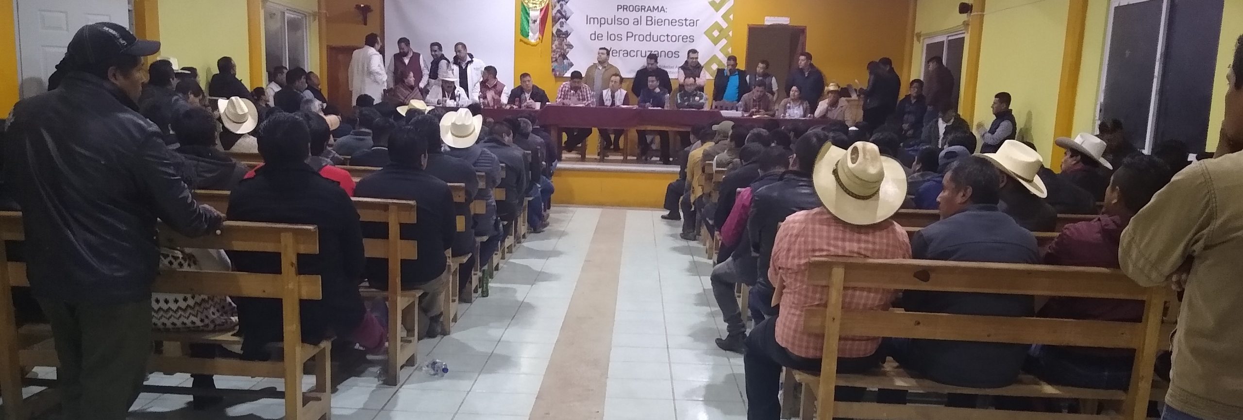 Pobladores obligan al gobernador Cuitláhuac García a comprometer obras por escrito, en Soledad Atzompa