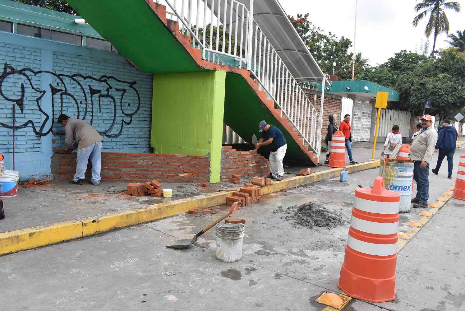 Evitan punto insalubre frente a escuela primaria