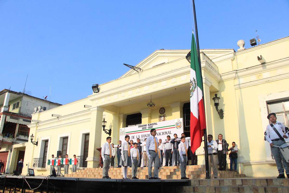 Abanderan a 15 escuelas papantecas