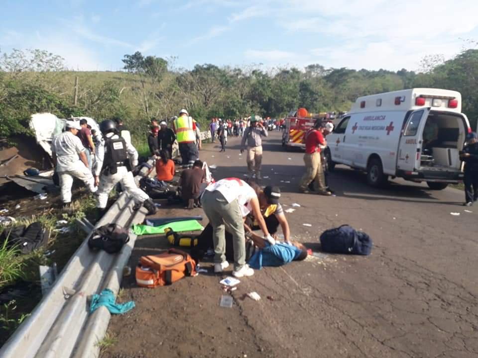 Accidente carretero deja 81 migrantes lesionados, hay un deceso