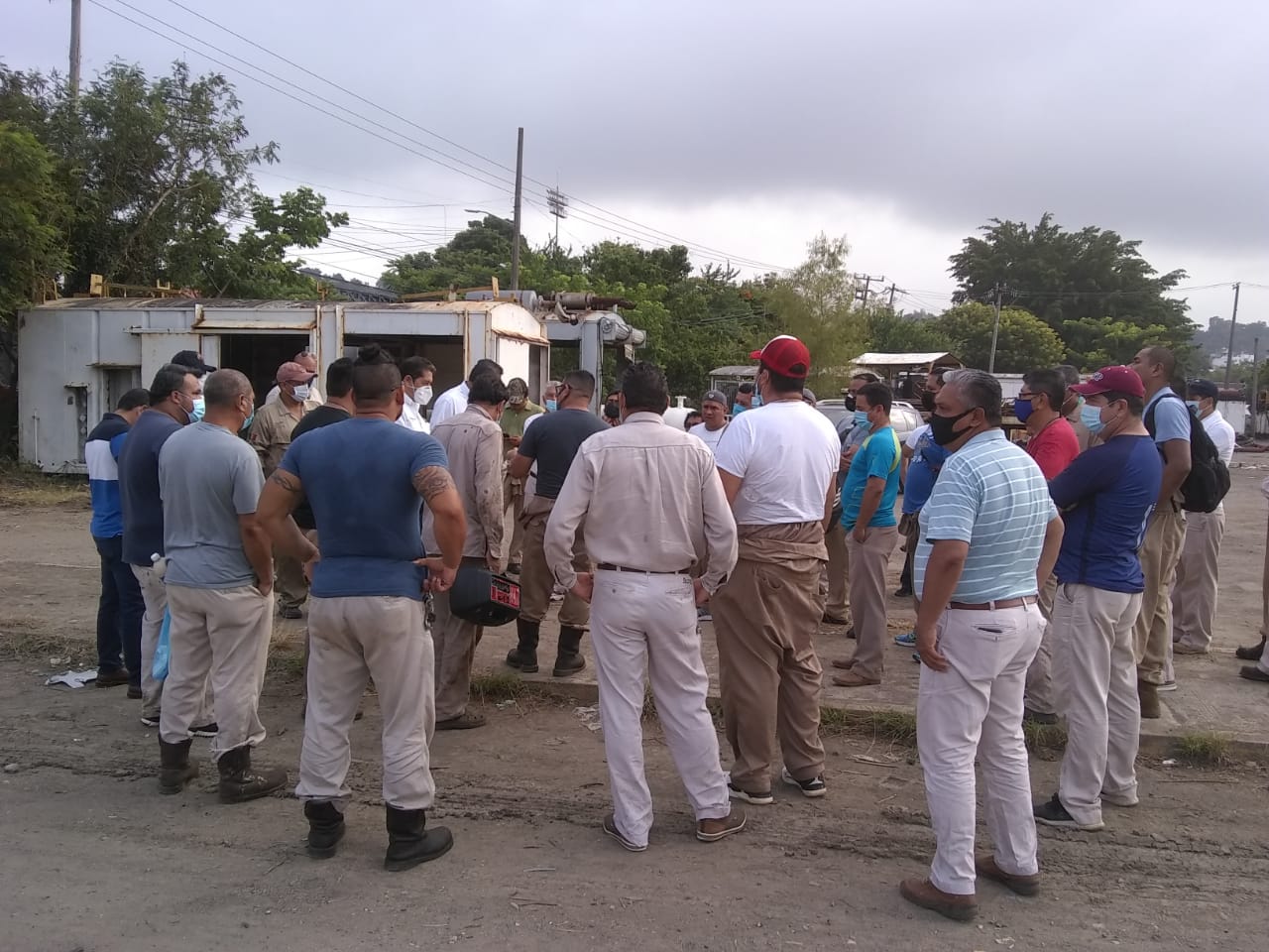 Trabajadores de Pemex temen contagios al estar confinados en un área, sin salir a laborar.