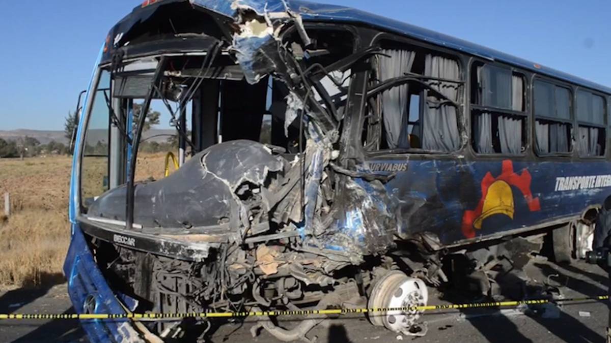 Accidente en Aguascalientes deja dos muertos y 26 heridos