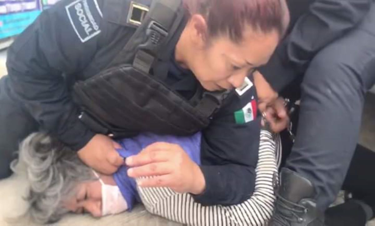 Policías de Pachuca someten con violencia a abuelita