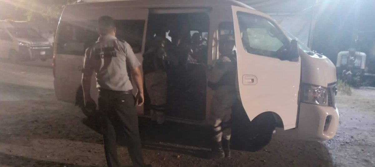 Policías estatales aseguran a 28 migrantes en Cosoleacaque y Sayula de Alemán