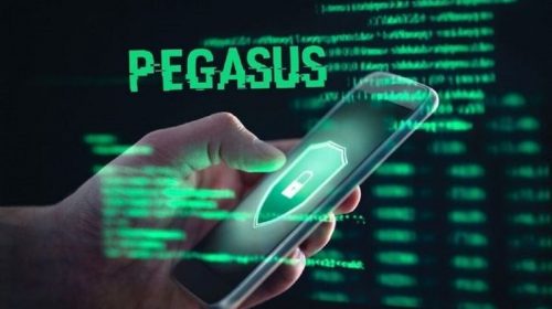 Una mano sosteniendo un teléfono celular intervenido por Pegasus