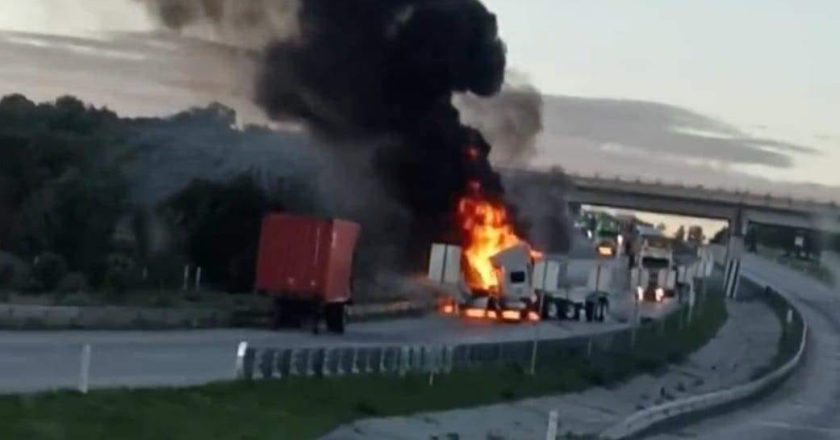 Fuerte accidente en la autopista Arco Norte deja dos muertos