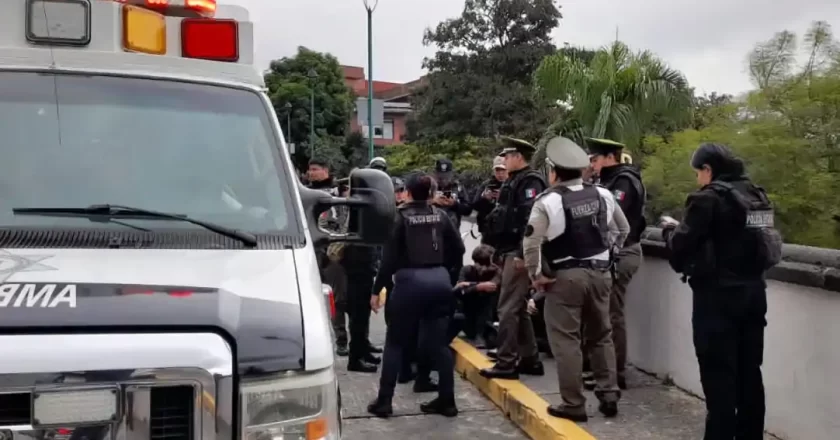 Policías evitan que joven se arrojara del puente de Xallitic