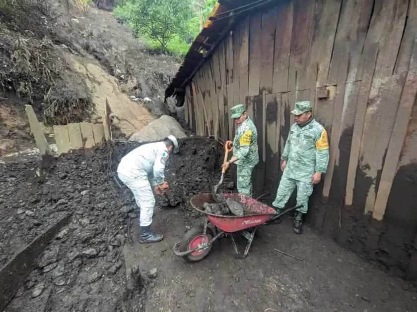 La Secretaría de la Defensa Nacional, a través de la Comandancia de la VI Región Militar y la 26/a. Zona Militar con sede en El Lencero, Veracruz, ha implementado el Plan DN-III-E en la fase de auxilio en el municipio de Rafael Delgado, Veracruz. Esta acción se debe a las fuertes lluvias que han afectado a la región, provocando el deslave de un cerro en la localidad de Tepetla Omiquila y causando inundaciones que han afectado varias viviendas y generado daños materiales significativos.